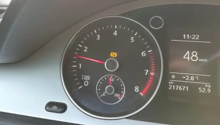 Горит желтый ручник Passat B6: причины неисправности