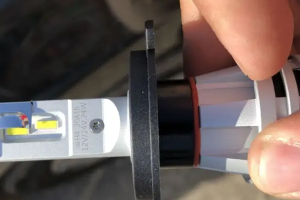 Как ставить лед лампы H4: вертикально или горизонтально?