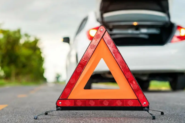 За сколько метров ставится аварийный знак согласно ПДД