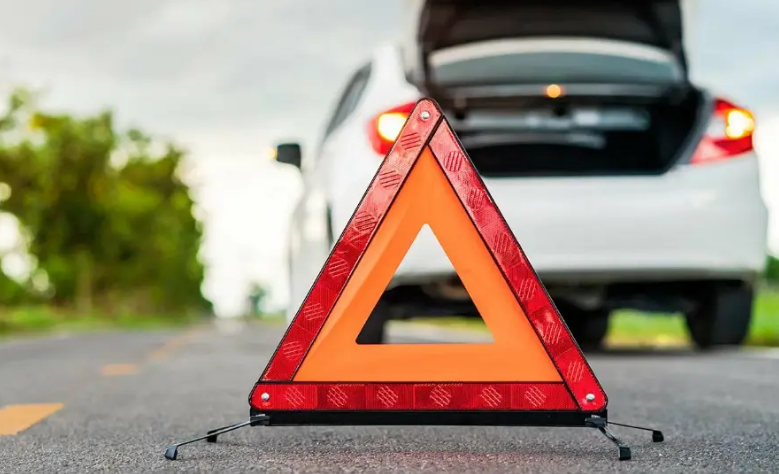 За сколько метров ставится аварийный знак согласно ПДД